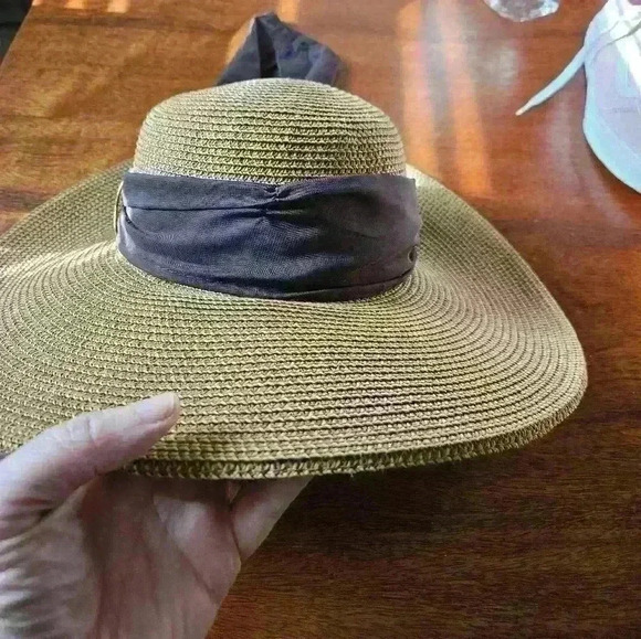 Milani Sun hat. Brown & Black weave with Brown Fabric ribbon 🎀 around. - Picture 2 of 8